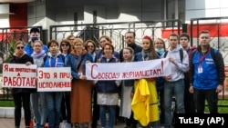 Акция белорусских журналистов перед отделом милиции в Минске, 2 сентября 2020 года