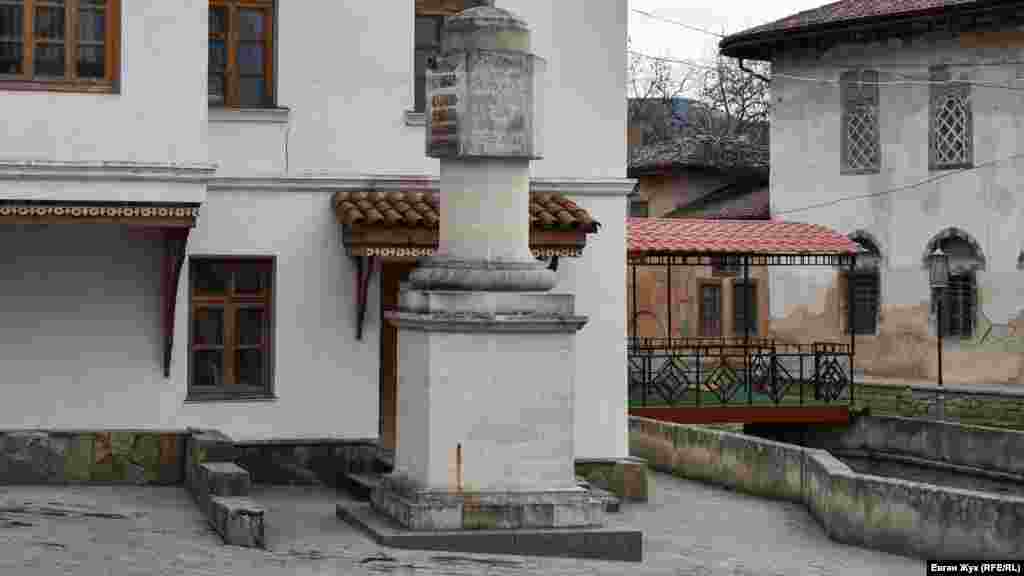 Катерининська миля перед в'їздом до Ханського палацу. Такі покажчики встановлювали кожні десять верст