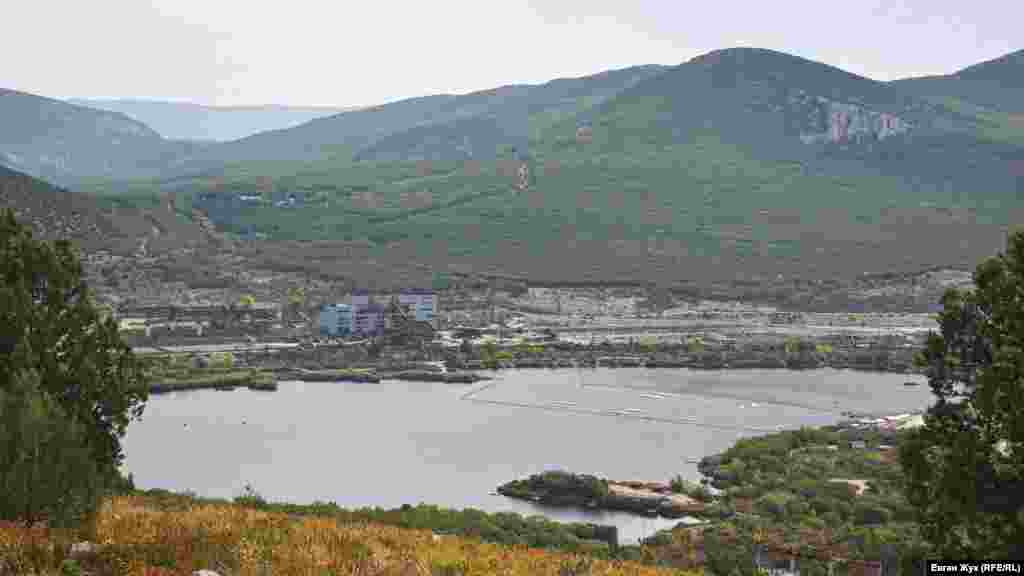 На місці шламосховища кар'єра біля підніжжя гори Гасфорта утворилося озеро, яке наповнюють підземні джерела і поверхневі дощові стоки