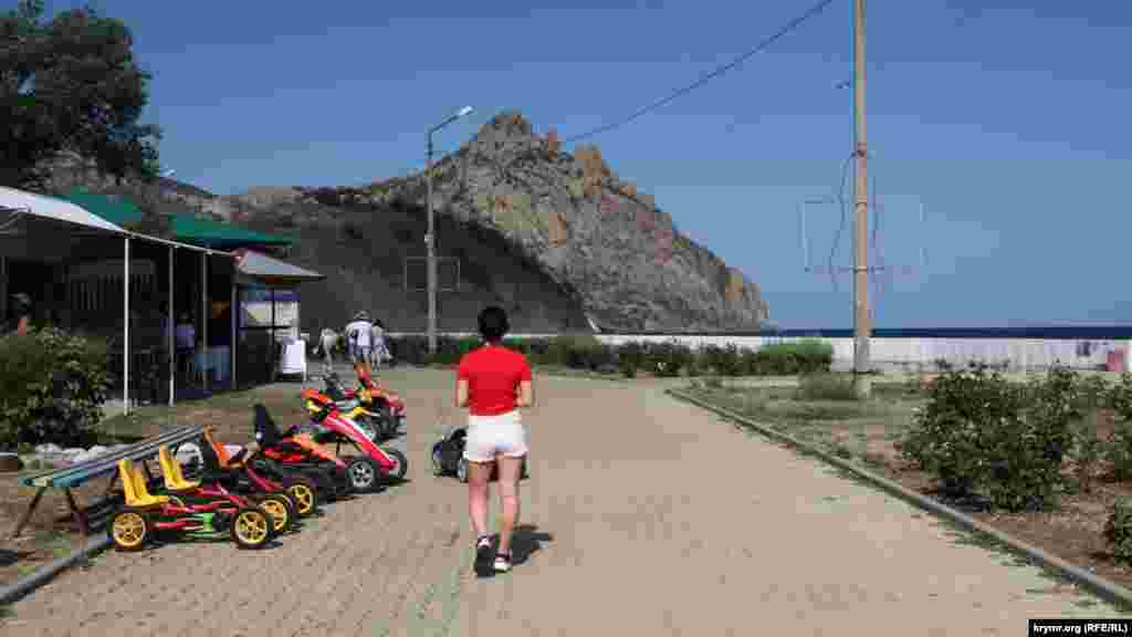 Навіть дитячі педальні машинки – з «того минулого»