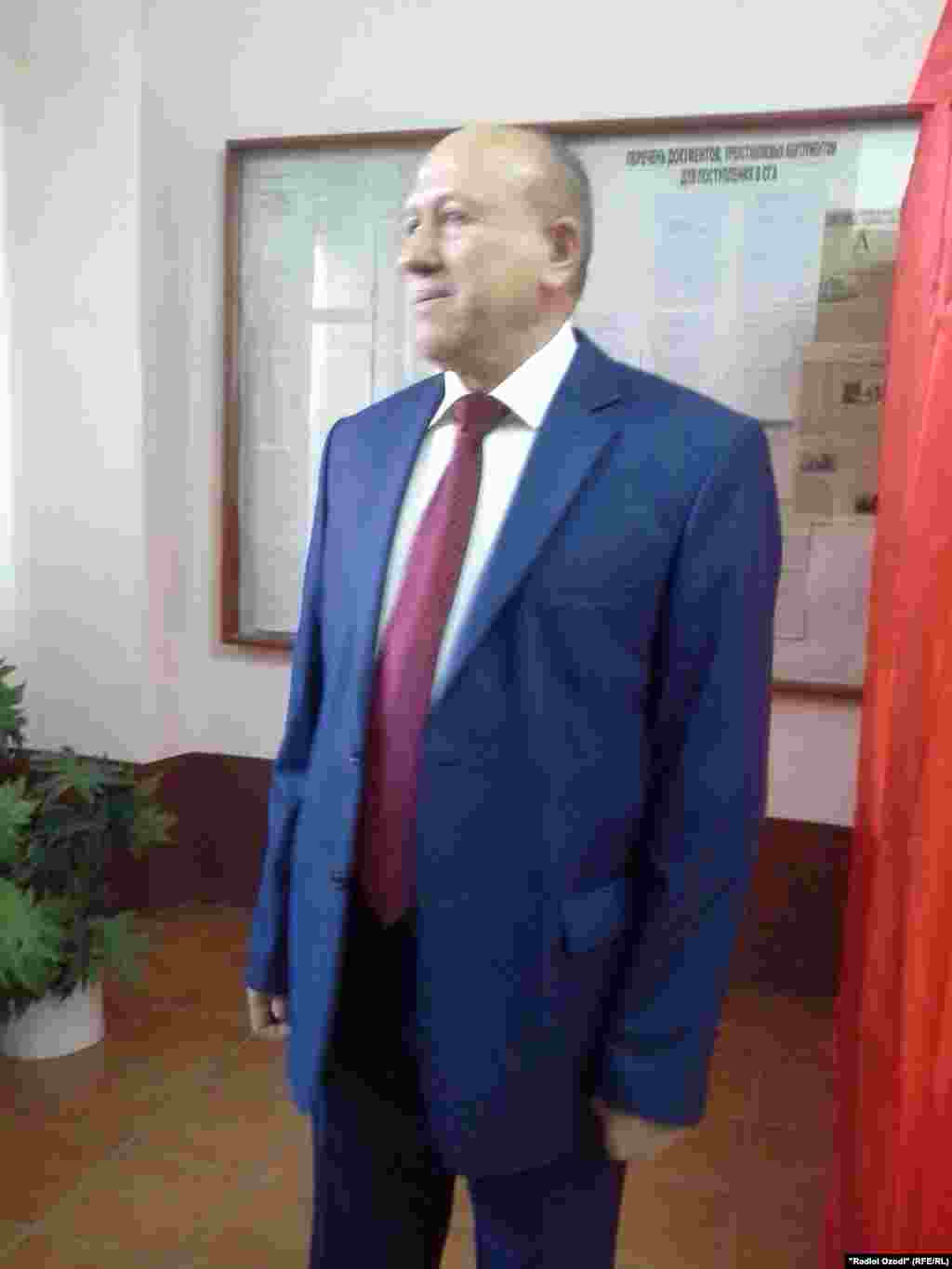 Толиббек Бухориев, номзад ба мақоми президентӣ аз ҳизби аграрии Тоҷикистон  дар нуқтаи раъйдиҳӣ.