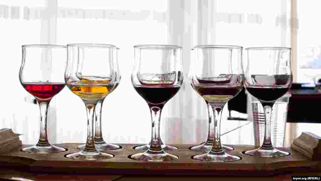 Вина, представлені на дегустації. Відвідувачам пропонують оцінити 8 вин – 2 сухих, 2 напівсолодких, 2 портвейни, мадеру і кагор