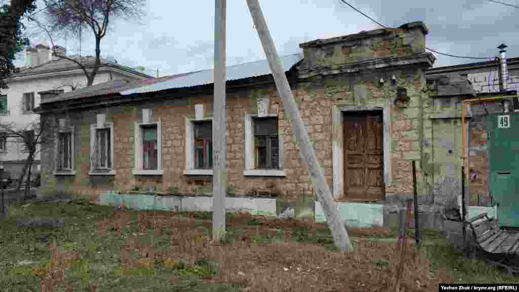 На вулиці Карла Лібкнехта є старий будинок, якому точно понад сто років – № 49. Про вік свідчить портик над вхідними дверима, складені з тесаного каменю стіни та фундамент із цього ж каменю