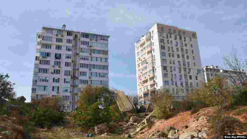У роки війни потужні фортифікаційні споруди з товстим шаром бетону використовувалися  у ролі арсеналу. Так, в останні дні оборони міста, з 19 по 23 червня 1942 року в каземати був перекинутий боєзапас із Сухарної балки, в основному 76-мм снаряди. У казематах на правому фланзі колишньої 15-ї батареї розташовувався склад стрілецького боєзапасу. У лівій частині батареї в льохах лівофлангових знарядь був склад 76,2-мм боєзапасу