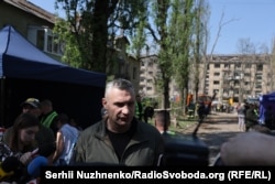 Міський голова Києва Віталій Кличко біля зруйнованого будинку у Святошинському районі, Київ, 24 квітня 2025 року