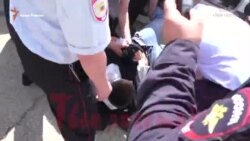 «Бандеровцы!» и «Позор России!» – разгон митинга в Алуште (видео) «Бандеровцы!» и «Позор России!» – разгон митинга в Алуште (видео)