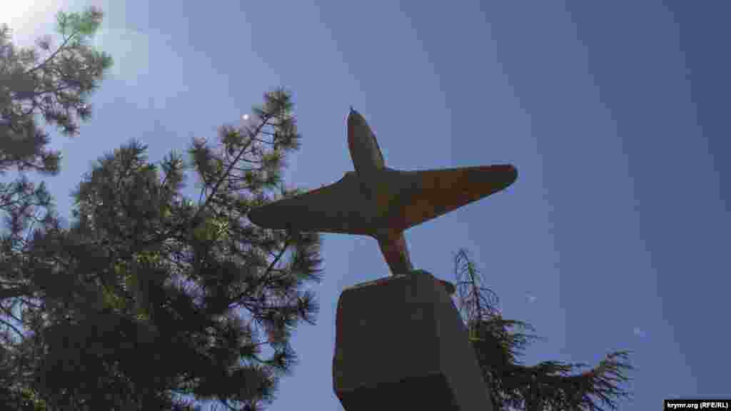 Пам'ятник льотчикам 8-ї повітряної армії – ЯК-3 злітає з Малахова кургану. І зараз в небі над Севастополем часто чути гуркіт винищувачів