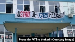 Ustao je VTŠ (Visoka tehnička škola), poruka je na zgradi te visokoškolske ustanove, Subotica, Srbija, 14. februar 2025.