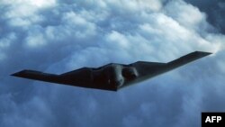 Bombarduesi amerikan B-2. Ky lloj avioni është i aftë të bartë armë bërthamore.