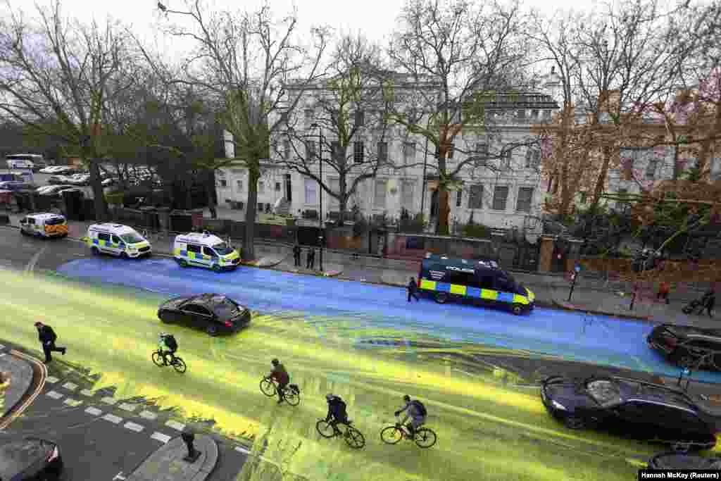 Ulica ispred ruske ambasade u Londonu obojena je bojama ukrajinske zastave pošto su je vandali koji su protestovali zbog invazije prekrili farbom u februaru 2023.