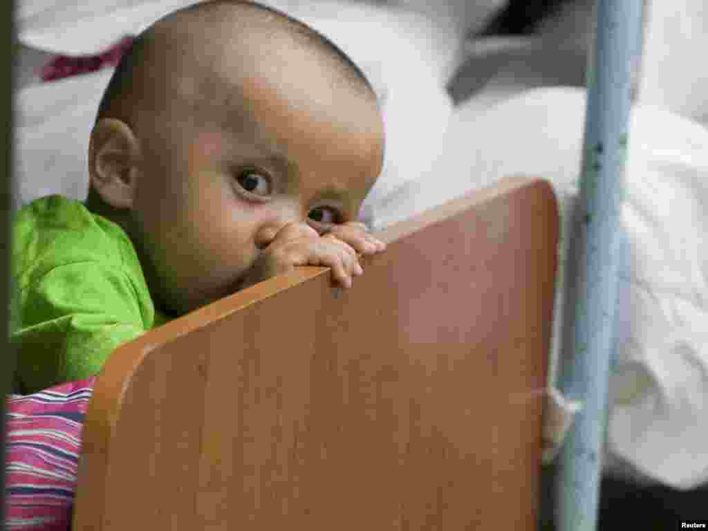 Кыргызстанның көньягында кыргызлар белән үзбәкләр арасындагы чуалышлар вакытында дистәләрчә мең үзбәк торган җирен ташлап киткән.