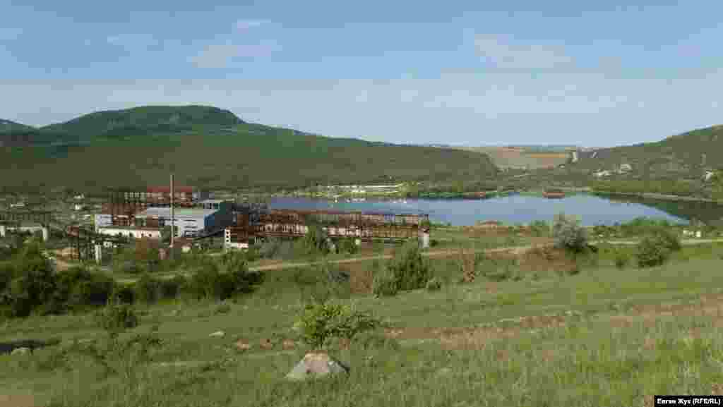 Краєвид на ставок біля гори Гасфорта. Така панорама відкривається на закинутий кар'єр Балаклавського рудоуправління на одному з поворотів лісової дороги. Кар'єр закрили наприкінці 1980-х через протести екологічних активістів. На місці шламосховища утворився ставок. Територію в 267 гектарів у 2014 році російська влада міста віддала в оренду байкерам з організації «Нічні вовки». Балаклавське рудоуправління судилося за землю з пропутінського мотоциклістами, але безуспішно