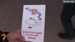 У Сімферополі роздають російську Конституцію Криму У Сімферополі роздають російську Конституцію Криму