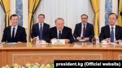 Нурсултон Назарбоев (дар байн), раиси ҷумҳури Қазоқистон. Рӯзи 15-уми марти 2018, шаҳри Остона