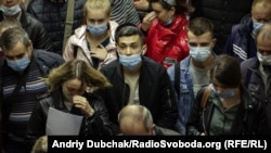 Верховній Раді пропонують розглянути зміни до закону, які передбачають штраф 3400-5100 грн для підприємств, підприємців, установ, організацій, які пропустили в громадське приміщення чи громадський транспорт людей без вдягнутих респіраторів або захисних масок