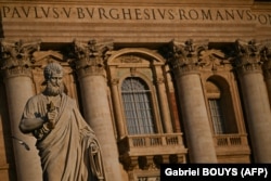 Kip Svetog Petra na istoimenom trgu u Vatikanu, 30. aprila 2025.