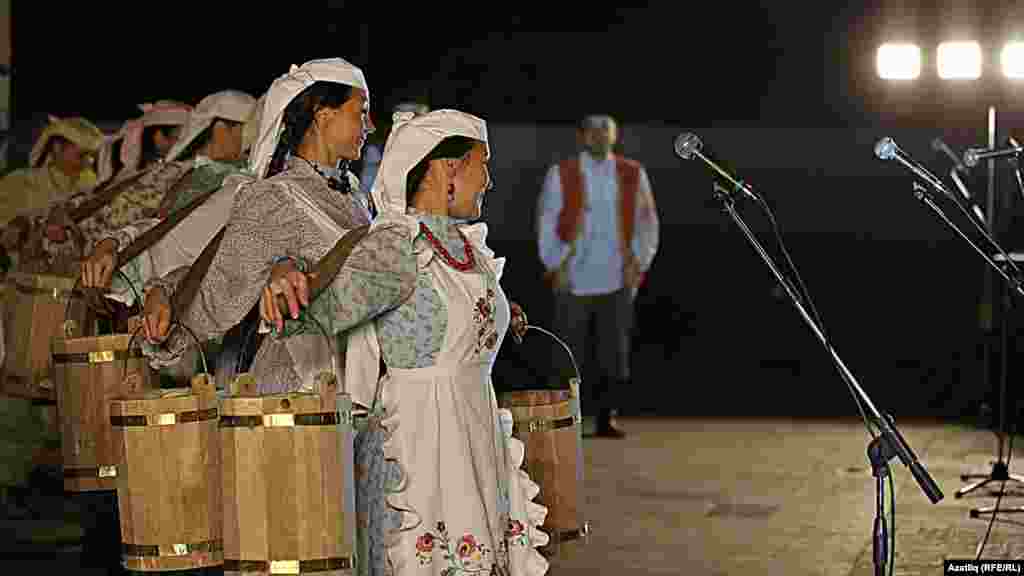 Камал театры каршында яңа сезон ачу тантанасы 