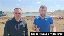 Пушилін (праворуч) нібито проводить перевірку поповнення запасів водосховищ в Донецькій області, липень 2025 року