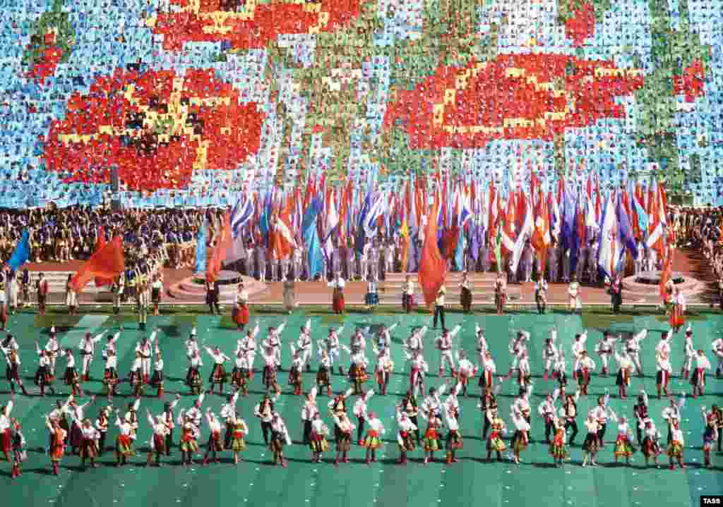 9 траўня 1985 у Кіеве сьвяткавалі гадавіну перамогі над нацызмам. Улада савецкай Украіны разглядала падзеі ў Бабіным Яры праз прызму «пакут усяго савецкага народа» за часы нацыстоўскай акупацыі.