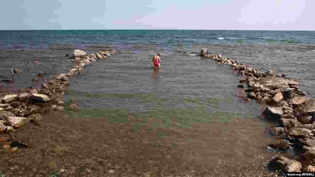 Поруч із дельфінарієм – пляж