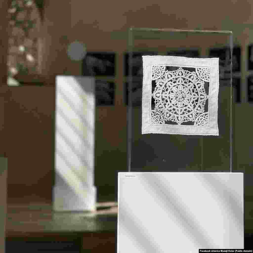 Specifičnost izrade dobrotske čipke (ručni rad) je da vezilja ne koristi iglu sa kukicom (heklica) već običnu iglu za ručno šivenje. Po platnu se ne veze vrhom igle, kako je uobičajno, nego ušima (dio igle kuda se provlači konac) i koncem na lanenom platnu.