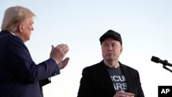 اظهارنظر ماسک چند روز پس از آن منتشر میشود که دونالد ترامپ، رئیسجمهور ایالات متحده (چپ)، اعلام کرد رابطهاش با او تمام شده است