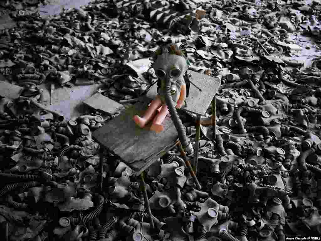 Ці дитячі протигази (у часи СРСР були запобіжними заходами проти нападу з боку Сполучених Штатів) були розкидані на підлозі через деякий час після катастрофи. Чорнобильський екскурсовод Володимир Єгоров каже, що це було зроблено «художником», який хотів створити страшний образ апокаліпсису