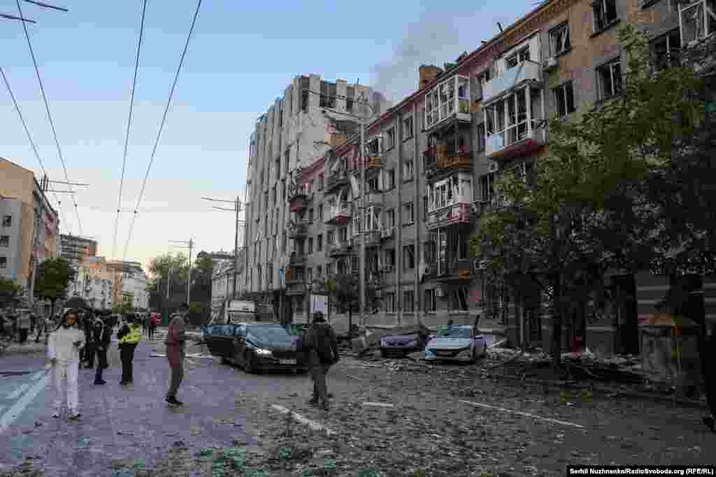 Angajații municipalității au lucrat pentru a curăța resturile și pagubele care acopereau străzile din Kiev.