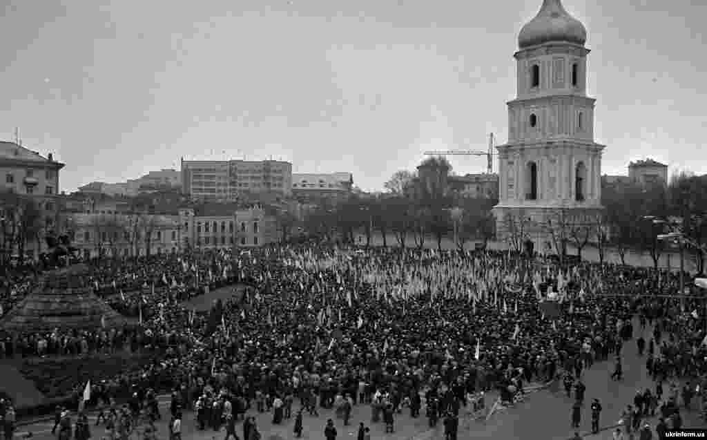Софиевская площадь в Киеве после завершения акции «живая цепь»
