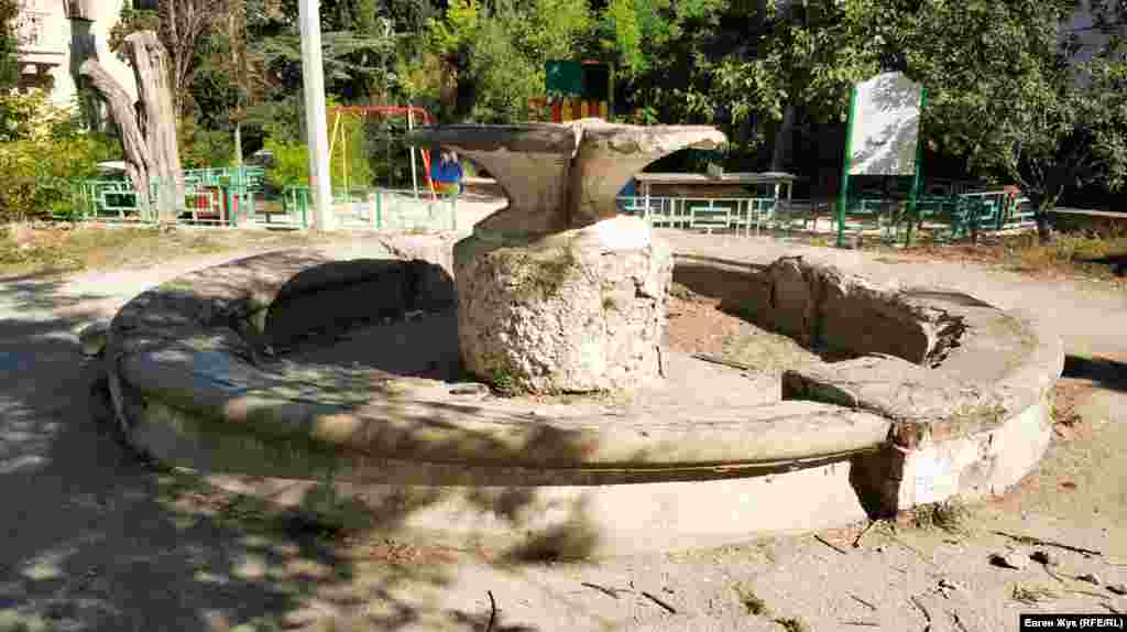 «Будинки та двір будували після війни полонені німецькі та румунські солдати, – сказала вона. – Фонтан цей німецький архітектор спроєктував, у нас це всі знають»