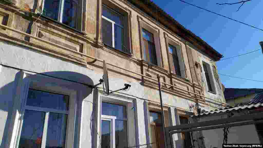 Будинок №25 на Кірова – ще один ветеран, побудований до 1917 року. Точні дані про час побудови відсутні. Зараз в ньому розташовуються шість квартир загальною площею близько 200 квадратних метрів