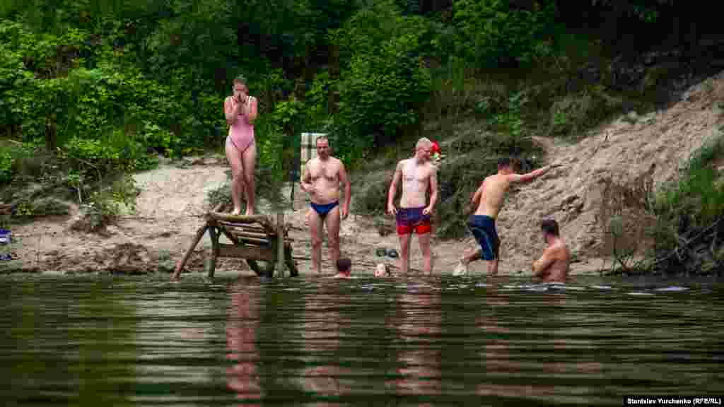 Береги неподалік сіл та містечок вподобали любителі відпочинку на воді…