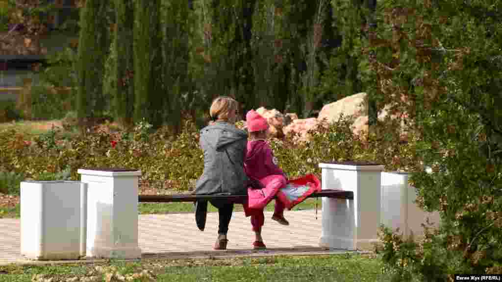 Севастопольці виходять до парків та скверів, щоб подихати свіжим повітрям 