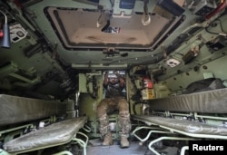 Un militar ucrainean în compartimentul pentru soldați al unui Bradley în septembrie 2023.