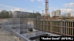 Сохтмони яке аз биноҳои нав дар Душанбе