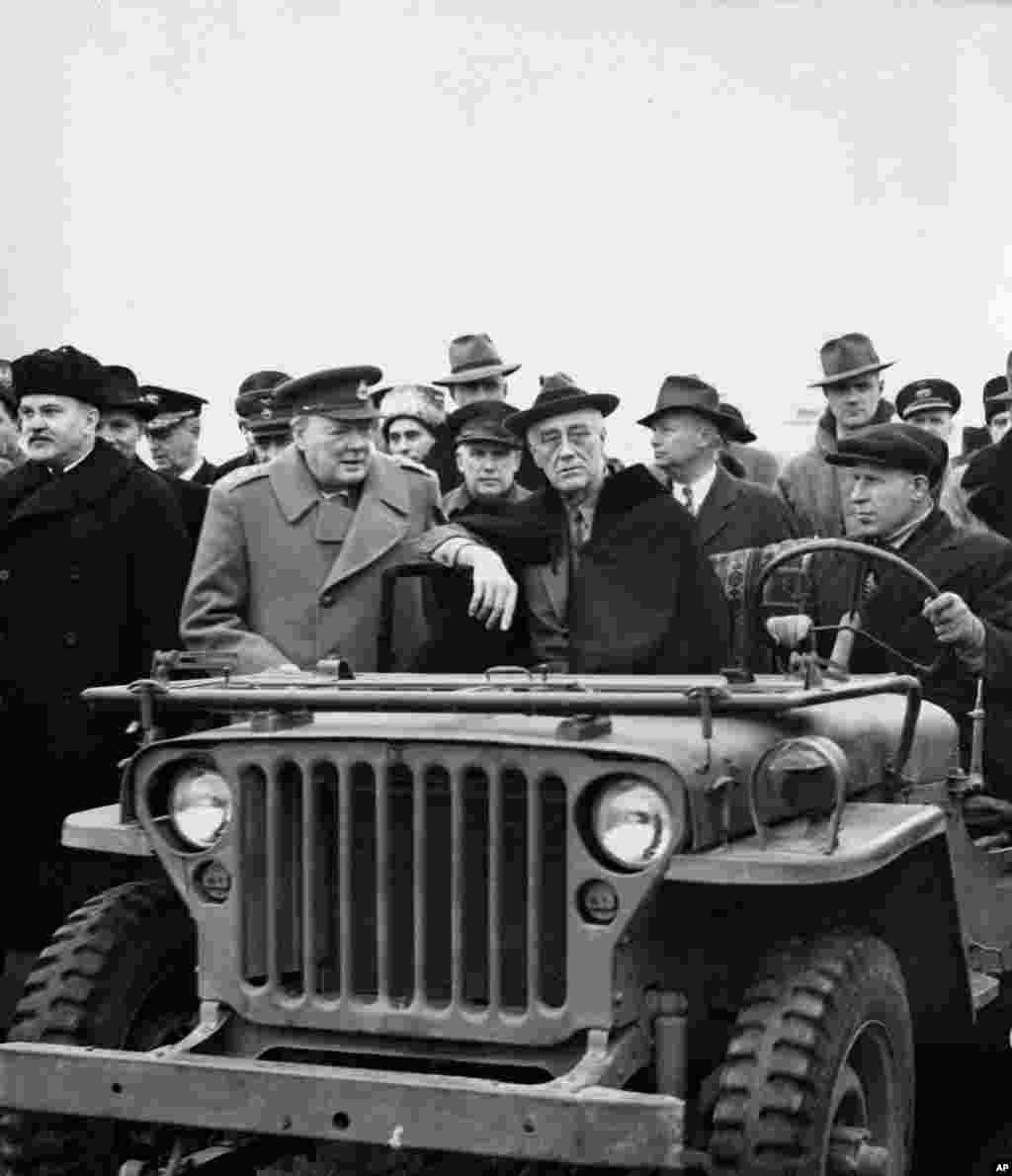 3 февраля 1945 года один за другим в Саках приземлились самолеты президента США Рузвельта и премьер-министра Великобритании Черчилля. Прибывшие позавтракали в подготовленных хозяевами шатрах и двинулись на Южный берег Крыма. «Когда мы пересекли горы и спустились к Черному морю, мы вдруг почувствовали тепло, яркий солнечный свет. Климат здесь очень мягкий», – писал Черчилль. Иосиф Сталин прибыл на конференцию 1 февраля спецпоездом из Москвы в Симферополь. В тот же день он отправился в Ялту, откуда послал Черчиллю короткую радиограмму: «Я уже на месте»