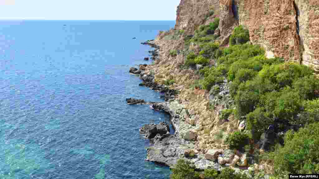 Кінцева точка подорожі – фісташковий гай на терасі, в якому сховався ще один наметовий табір «дикунів»