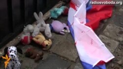 Росіяни Львова обмазали прапор Росії і кинули його під ворота Генконсульства Росіяни Львова обмазали прапор Росії і кинули його під ворота Генконсульства