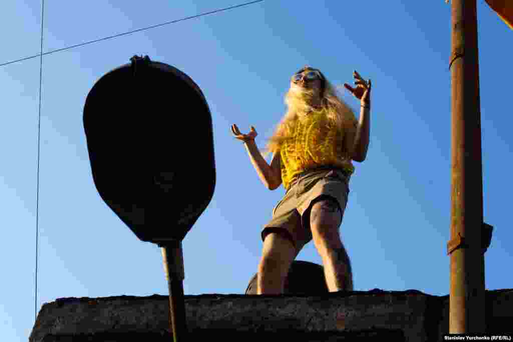 Це щось нове? Україна для шанувальників електронної музики відома не лише впродовж останніх років, а ще з 1990-х, коли в Криму проходила «Республіка KaZантип». У свій час найпопулярніший український фестиваль електронної музики, що вимушено припинив існування після анексії півострова Росією.