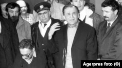 Ion Iliescu, într-una dintre aparițiile sale televizate din timpul Revoluției Române. Fostul membru al partidului comunist avea să devină președinte al României în două rânduri.