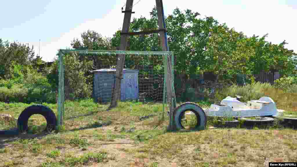 Саморобні ворота на футбольному полі