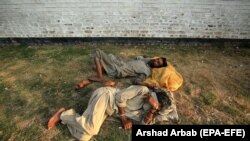 پېښور کې په نشو روږدي کسان په یوه میدان کې ویده دي - پخوانی انځور.