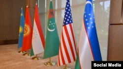 Алты өлкөнүн мамлекеттик желектери.