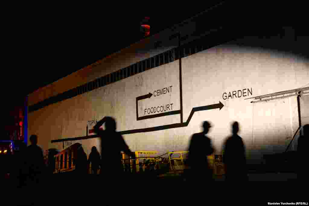 Де? На території діючого заводу «Київметробуд» створили аж шість різних сцен: Angar, Garden, Cement, Topka, Depo та Tokar. 