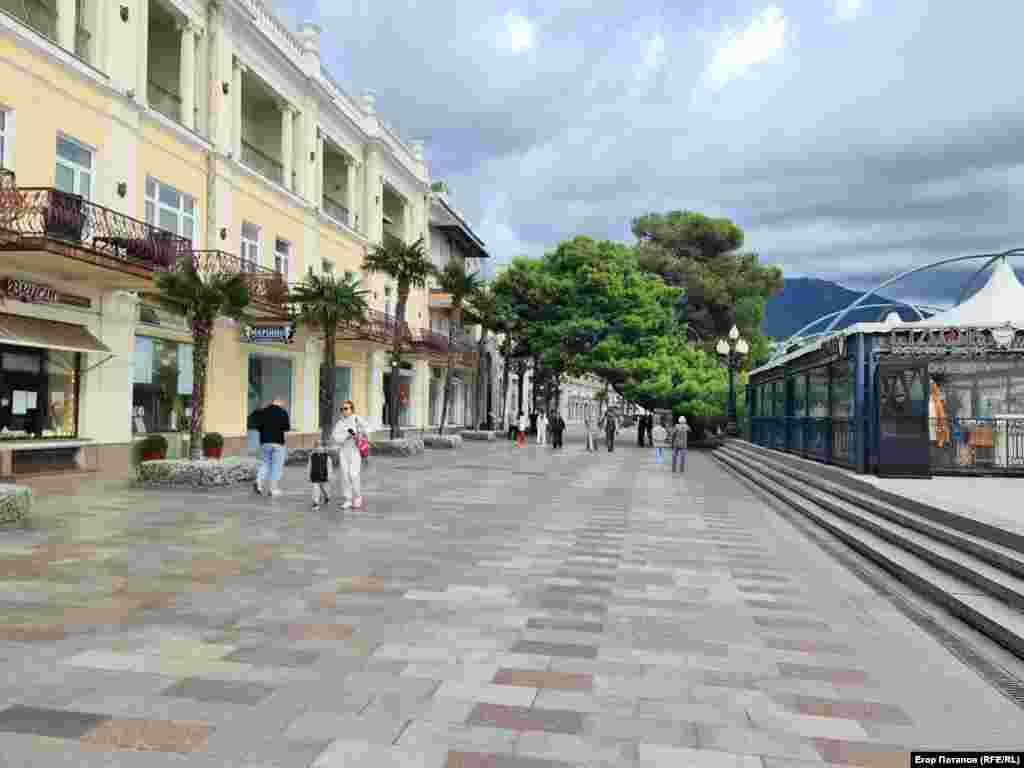 Отдыхающих явно мало в октябре в Ялте