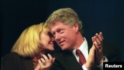 Билл и Хиллари Клинтон во время церемоний в честь убитого борца за гражданские права Мартина Лютера Кинга в Университете Говарда 18 января 1993 года