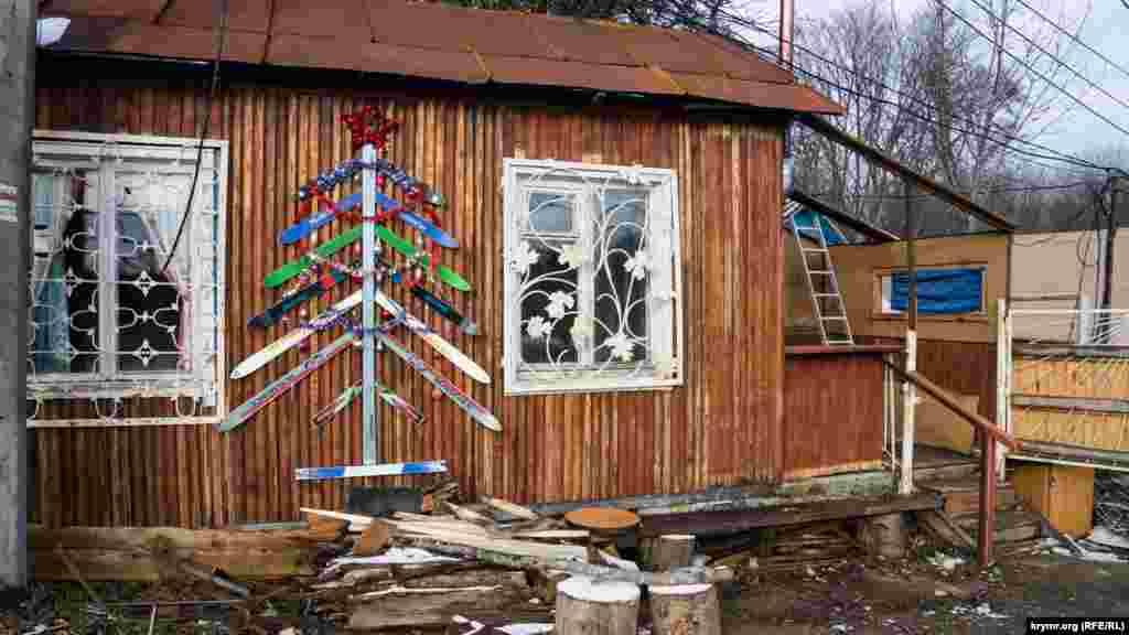 Новорічна лижна «ялинка» на стіні старої сторожки турбази