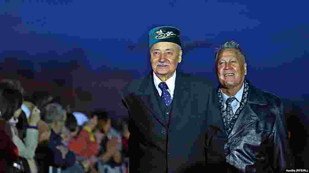 Камал театры каршында яңа сезон ачу тантанасы. Равил Шәрәфиев һәм Әзһәр Шакиров. 