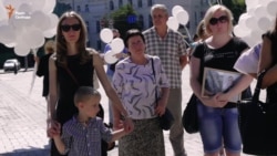 У Києві вшанували загиблих під Іловайськом (відео) У Києві вшанували загиблих під Іловайськом (відео)