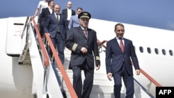 Printre pasagerii zborului inaugural s-a numărat și ministrul rus al resurselor naturale, Alexander Kozlov (dreapta).